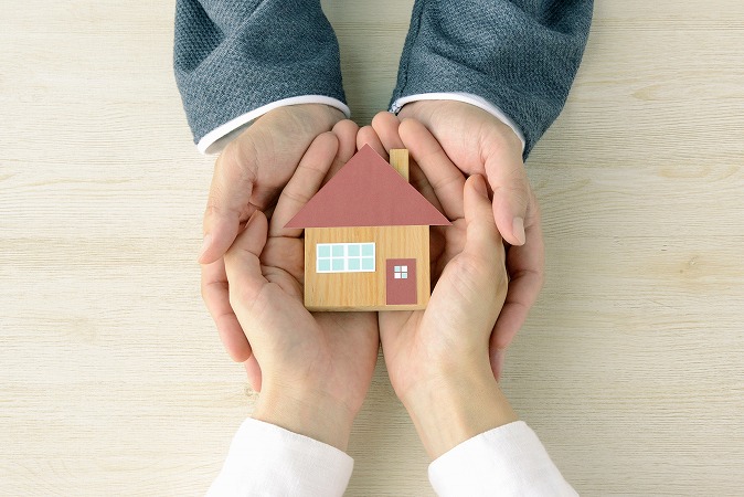 互いに建物を守る手