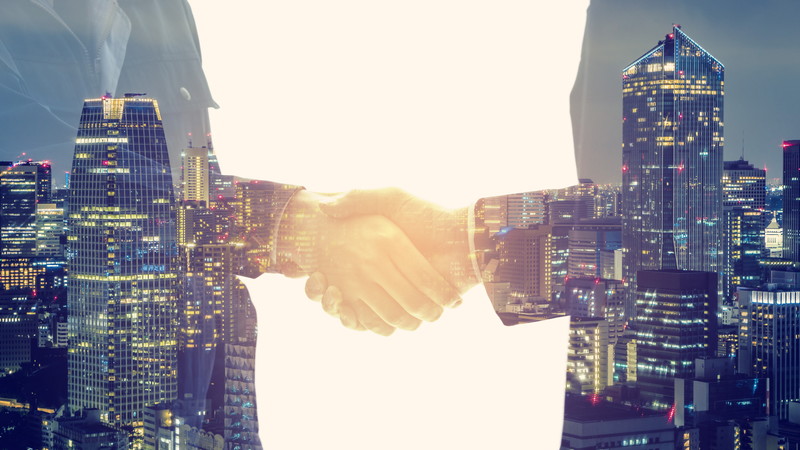 握手に映る街並み