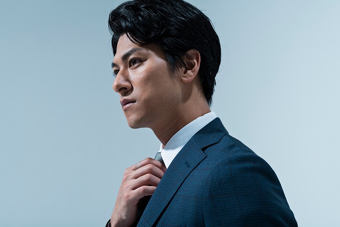 ネクタイを締める